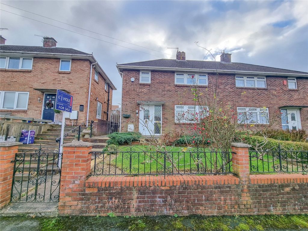 3 bed semidetached house for sale in Chipperfield Drive, Kingswood