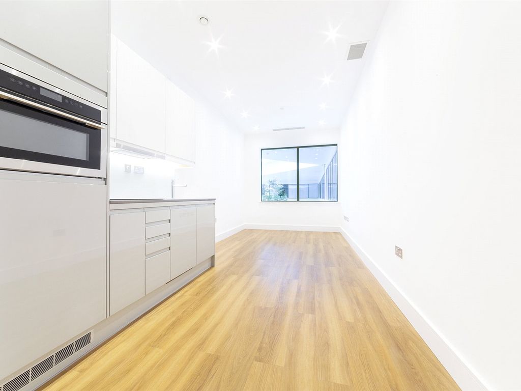 1 bed flat to rent in Atria House, 219 Bath Road, Slough, London SL1, £