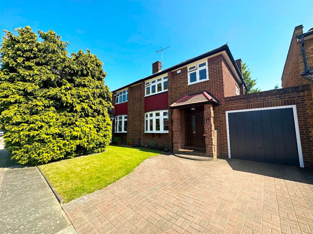 3 bed semidetached house for sale in Stanley Close, Gidea Park
