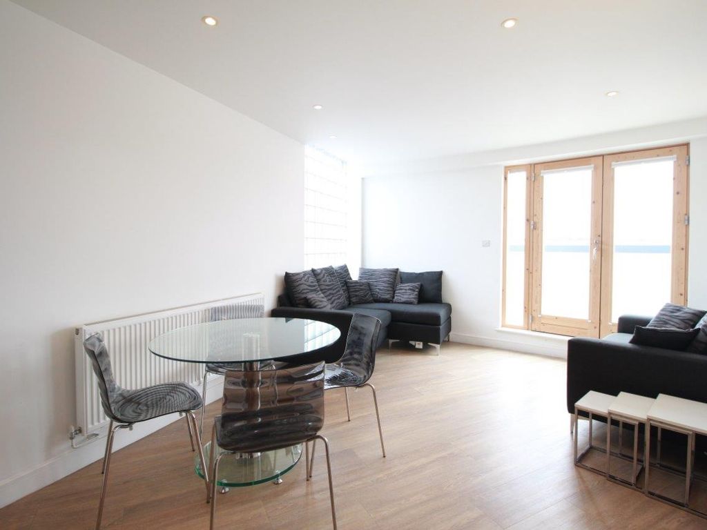 2 bed penthouse to rent in Leon House, Green Lanes, Palmers Green