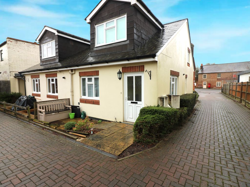 2 bed to rent in Kimptons Court, Woolmer Green SG3, £1,100