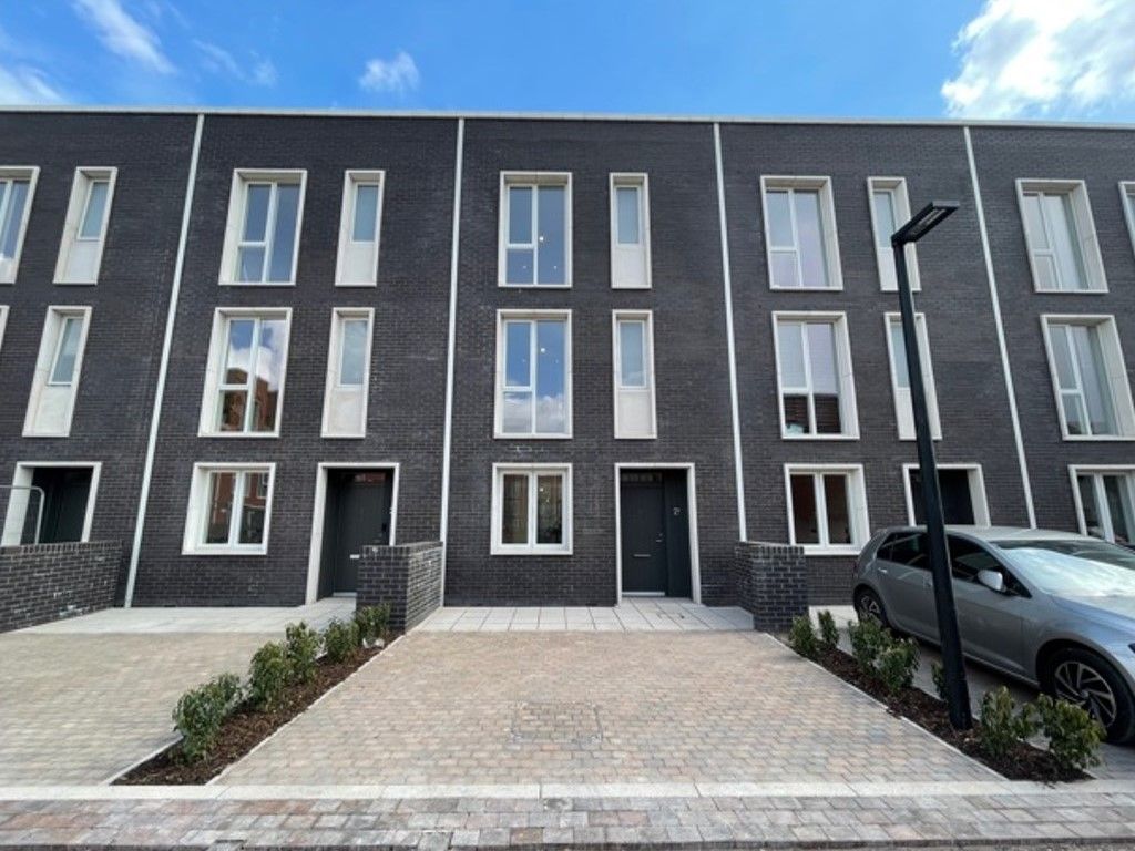 4 bed town house for sale in South Loop Square, Birmingham B16, £