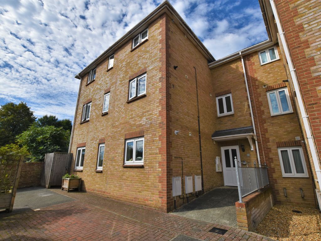 2 bed flat for sale in The Sidings, Cowes PO31 Zoopla