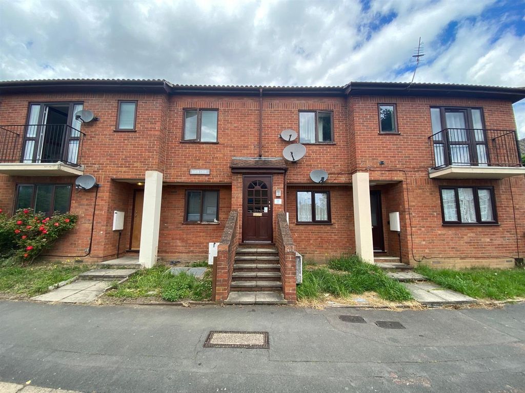 1 bed flat to rent in Baron Court, Oak Road, Romford RM3 Zoopla