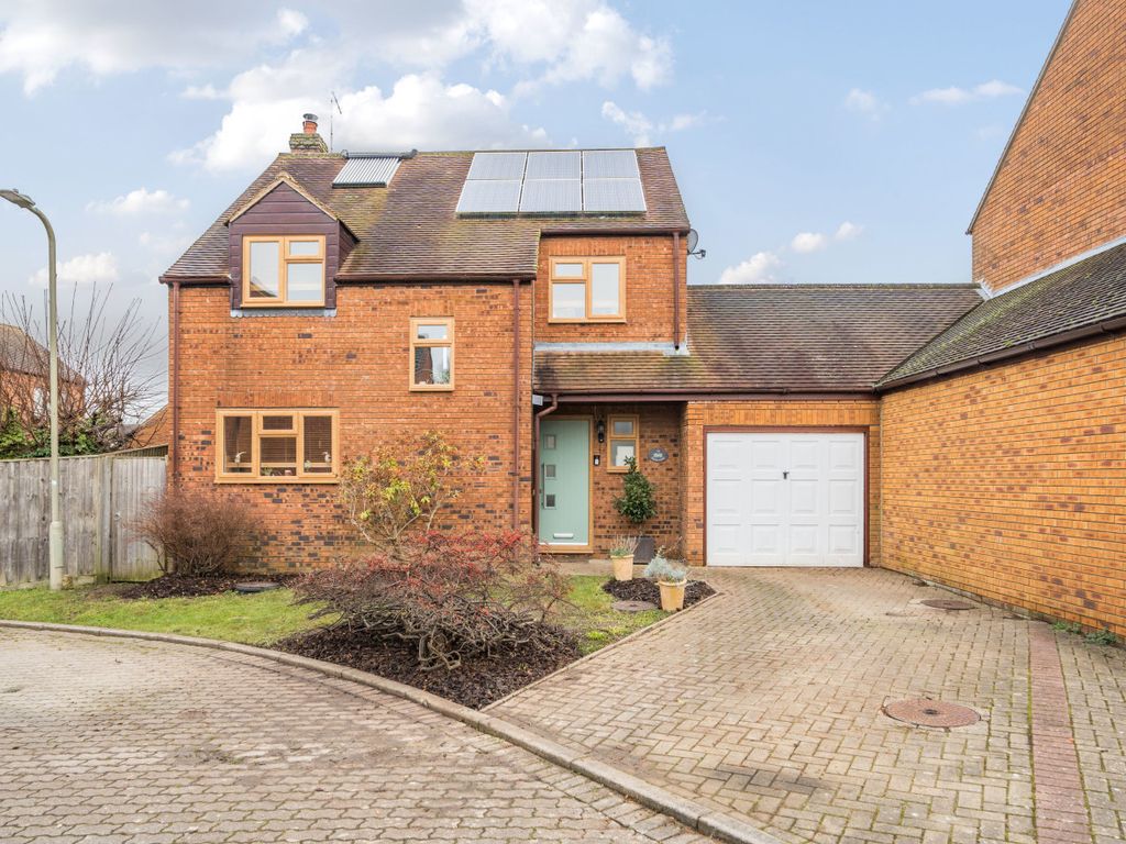 4 bed linkdetached house for sale in Willes Close, Faringdon