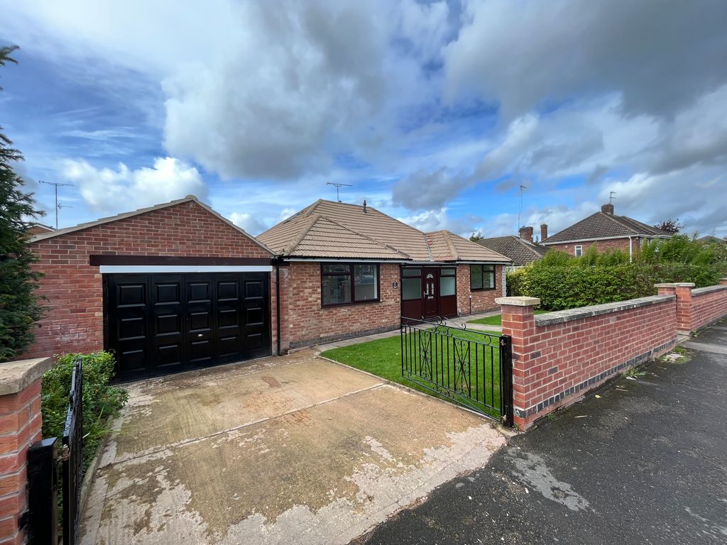 4 bed detached bungalow for sale in Lakin Road, Warwick CV34, £495,000