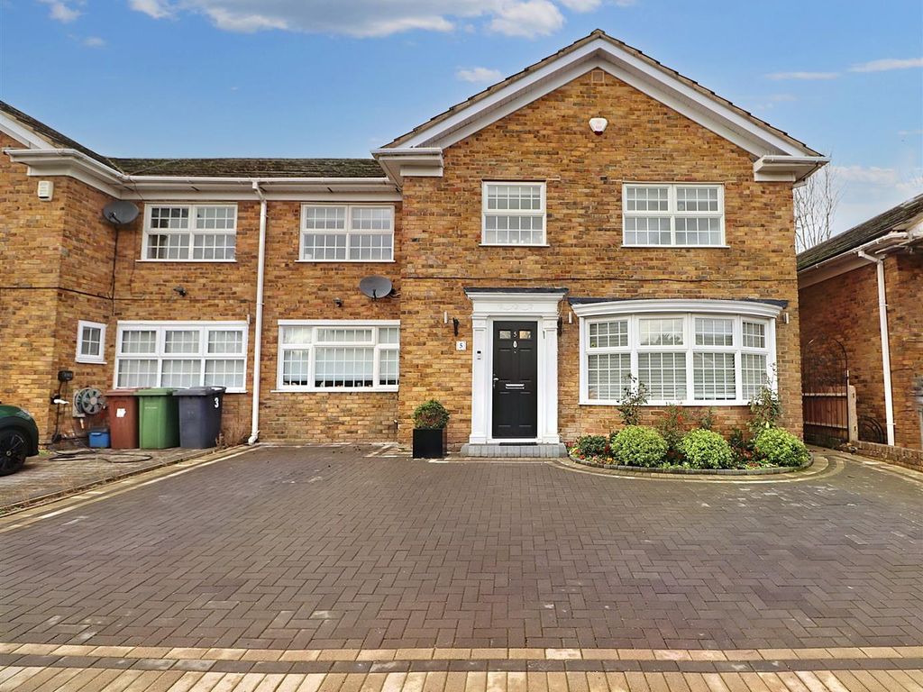 4 bed end terrace house for sale in Cavendish Crescent, Elstree