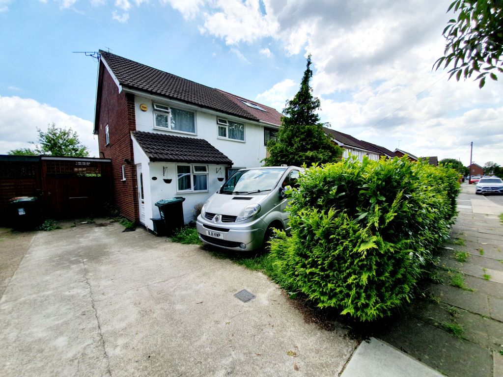 4 bed semidetached house to rent in Comet Road, Stanwell, Stains TW19