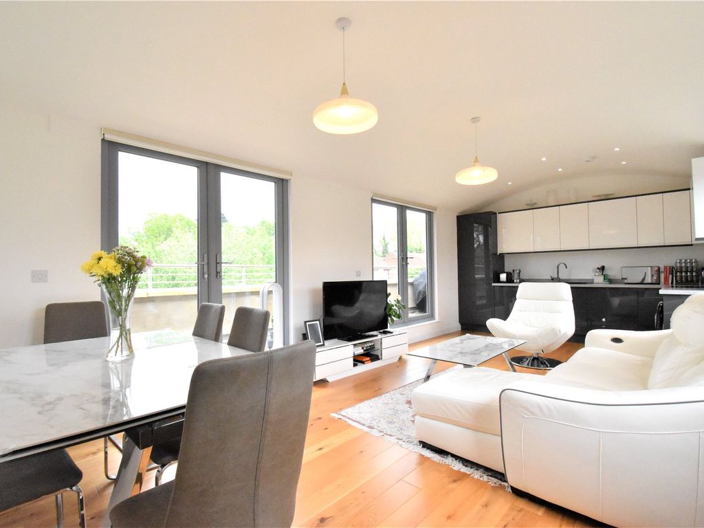 2 bed flat to rent in Courtlands, Maidenhead, Berkshire SL6, £1,600 pcm