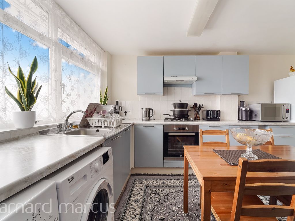 3 bed flat for sale in York Road, Kingston Upon Thames KT2, £375,000