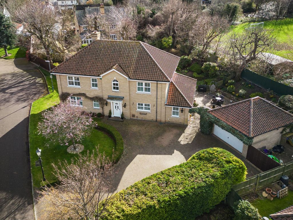 5 bed detached house for sale in Palace Gardens, Royston SG8, £