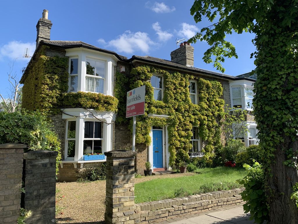 4 bed semidetached house for sale in Essex Road, Enfield EN2, £