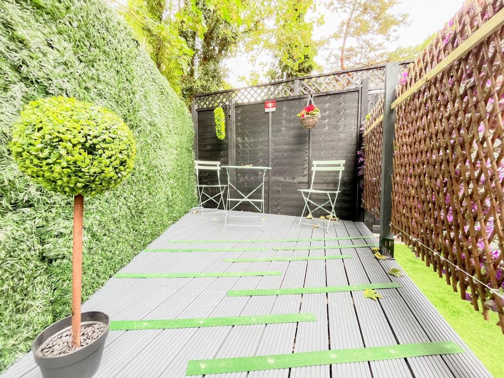 Studio to rent in Waltham Cross, Cheshunt EN8, £1,400 pcm Zoopla