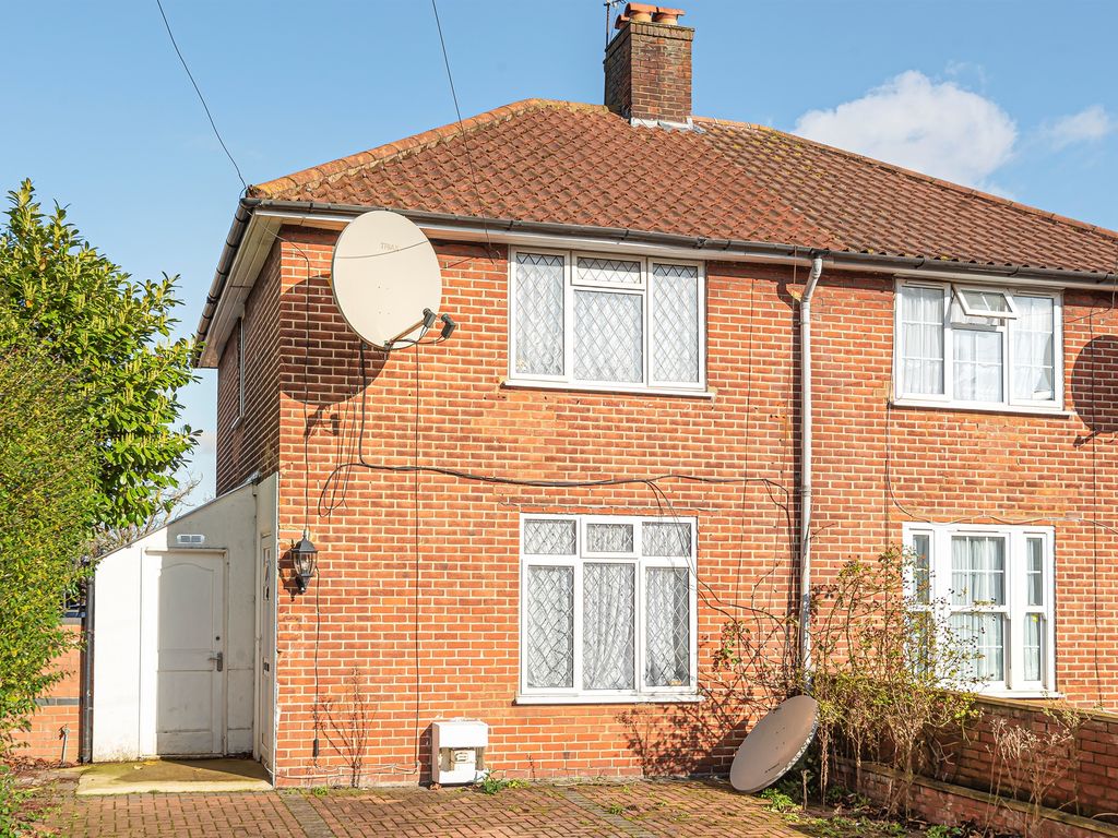 2 bed end terrace house for sale in Kennedy Road, London W7, £500,000