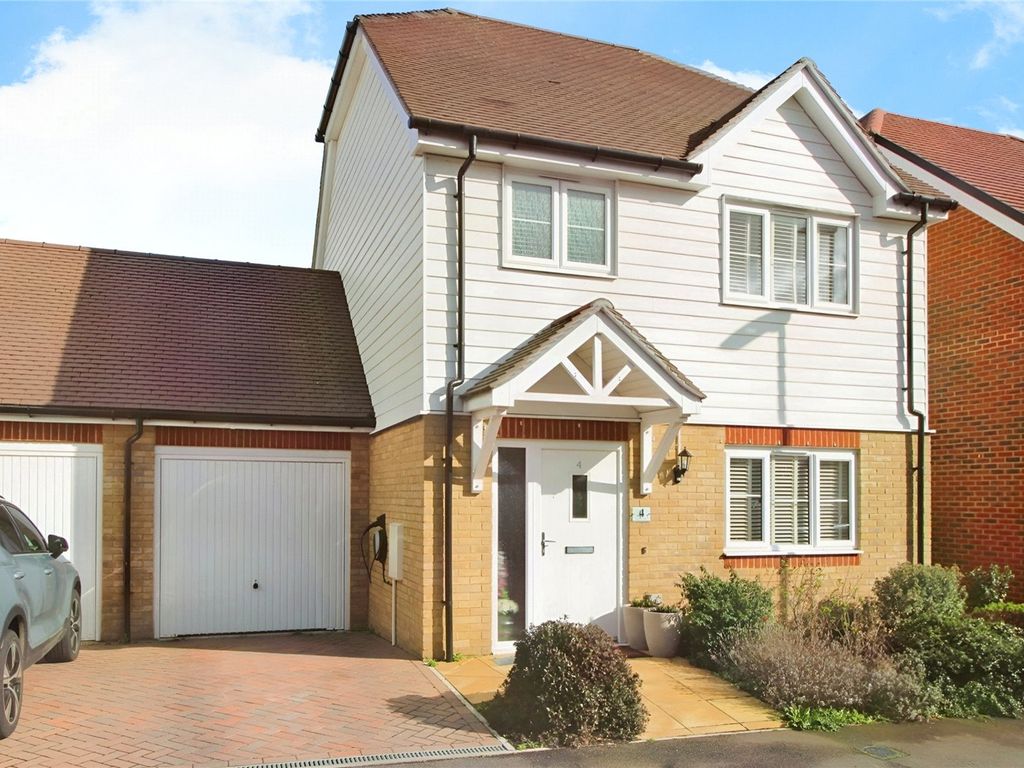 3 bed linkdetached house to rent in Debnam Grove, Sittingbourne, Kent