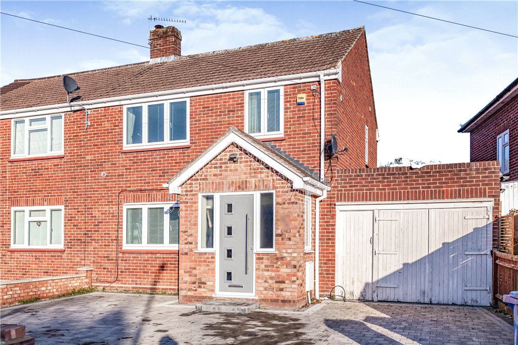 3 bed semidetached house for sale in Springfield Road, Windsor