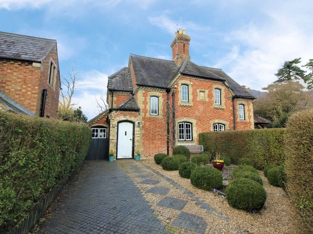 2 bed semidetached house for sale in The Green, Mentmore