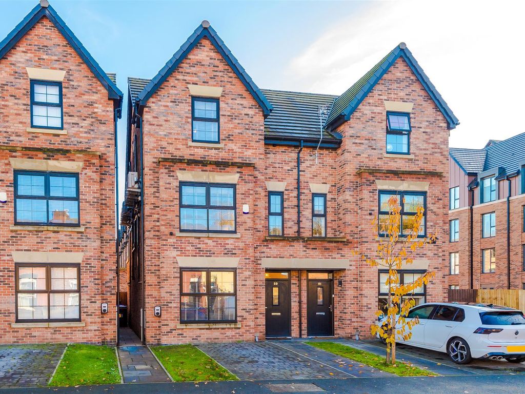 4 bed semidetached house for sale in Lansdowne Road, Eccles