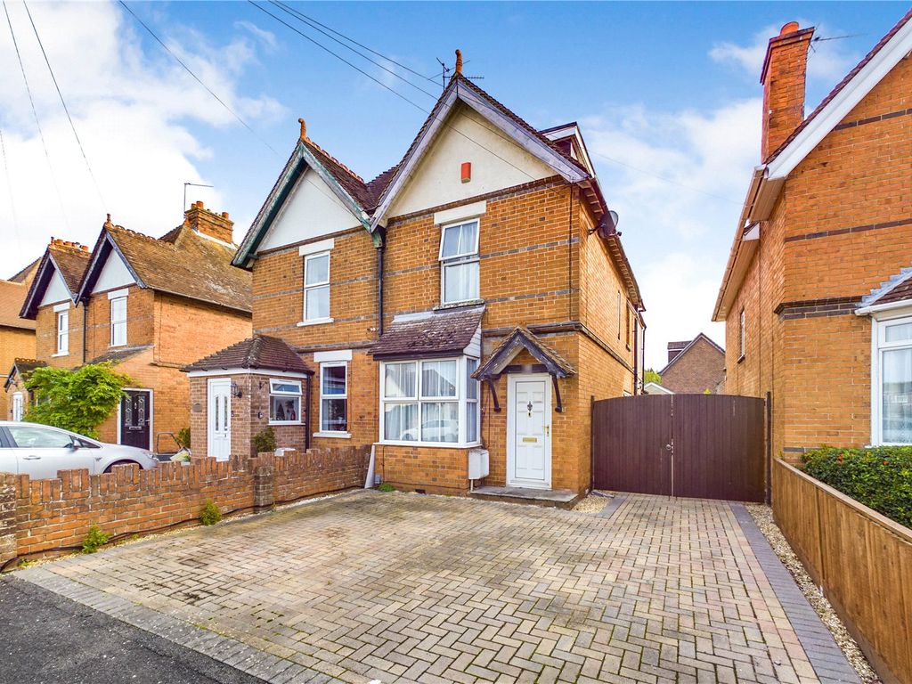 3 bed semidetached house for sale in Cromwell Road, Newbury, Berkshire