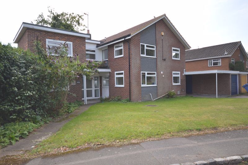 4 bed detached house to rent in The Precincts, Burnham, Slough SL1, £