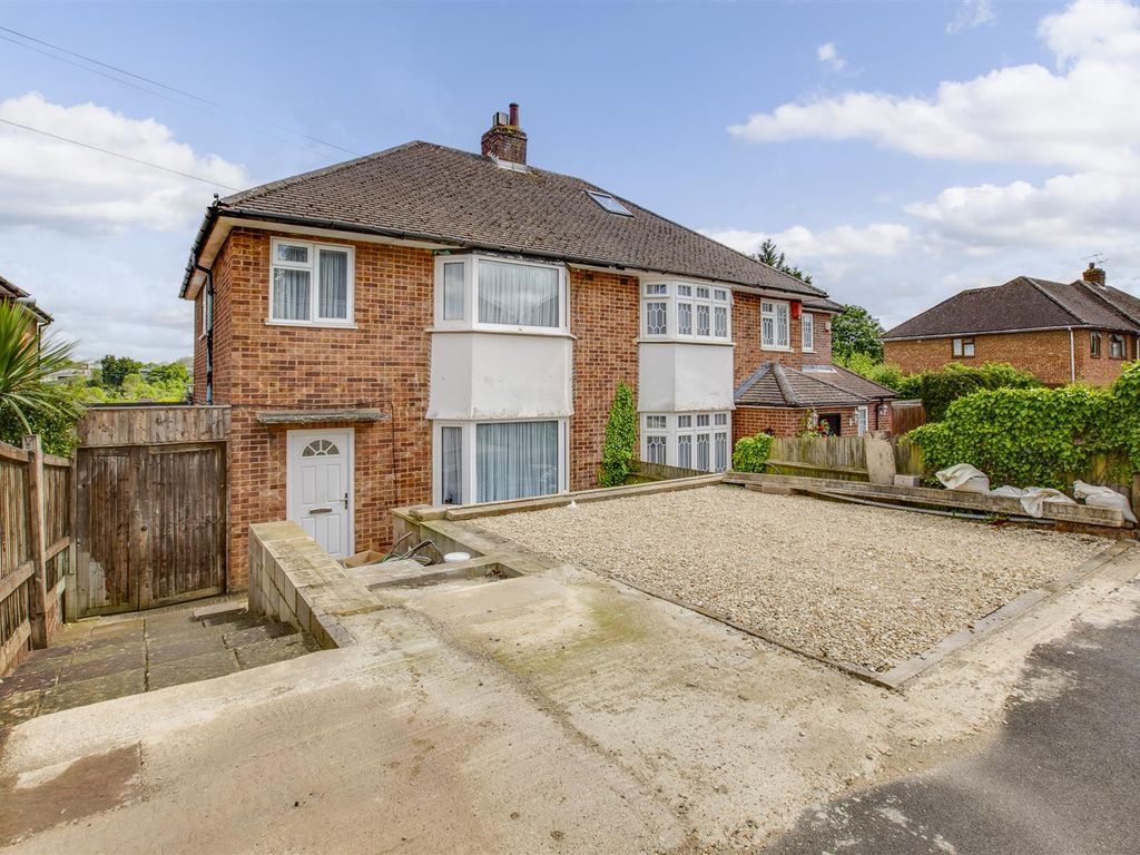 3 bed semidetached house for sale in Chiltern Avenue, High