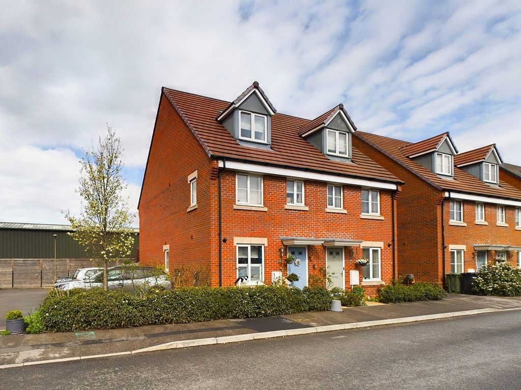 3 bed semidetached house for sale in Red Kite Road, Chinnor