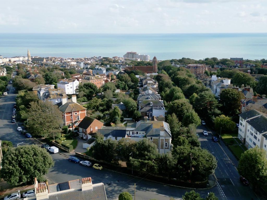 2 bed flat for sale in Upper Maze Hill, St. LeonardsOnSea TN38, £