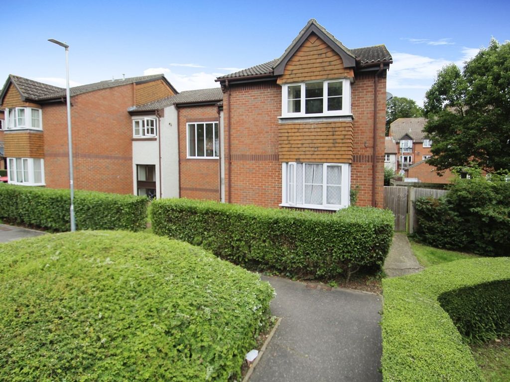 Studio to rent in Knowles Close, Yiewsley, West Drayton UB7, £1,050 pcm