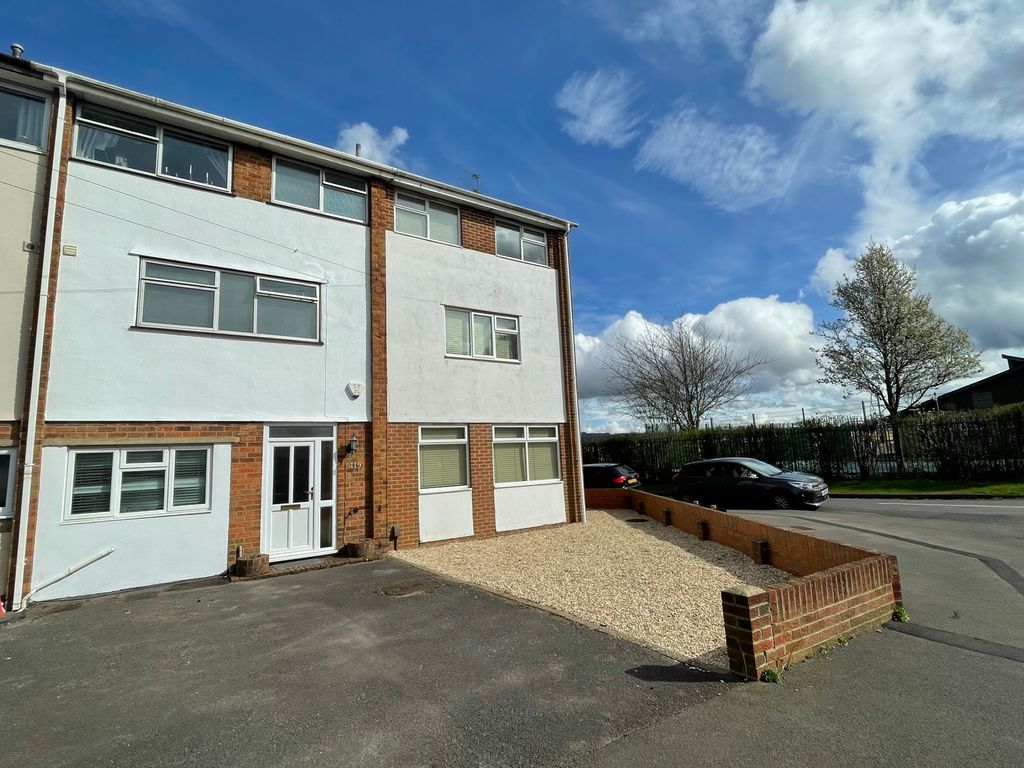 4 bed town house for sale in Alstone Lane, Cheltenham GL51, £300,000