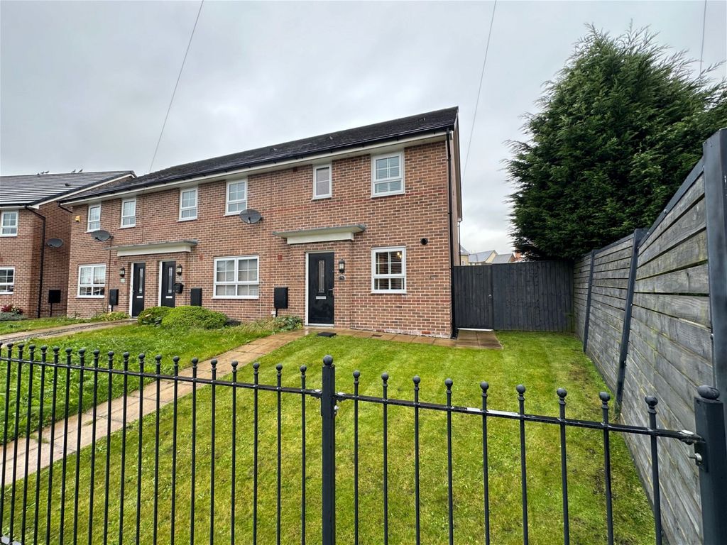 3 bed terraced house for sale in Fields Farm Road, Hyde SK14, £245,000