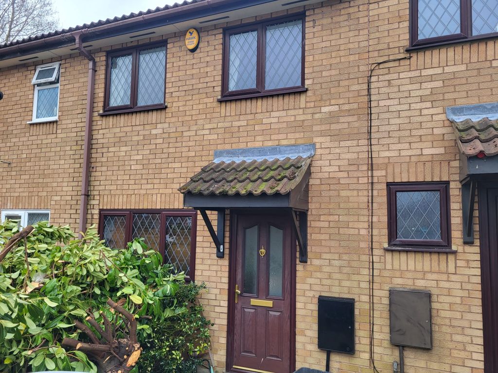 2 bed terraced house to rent in Dexter Close, Luton LU3, £1,300 pcm