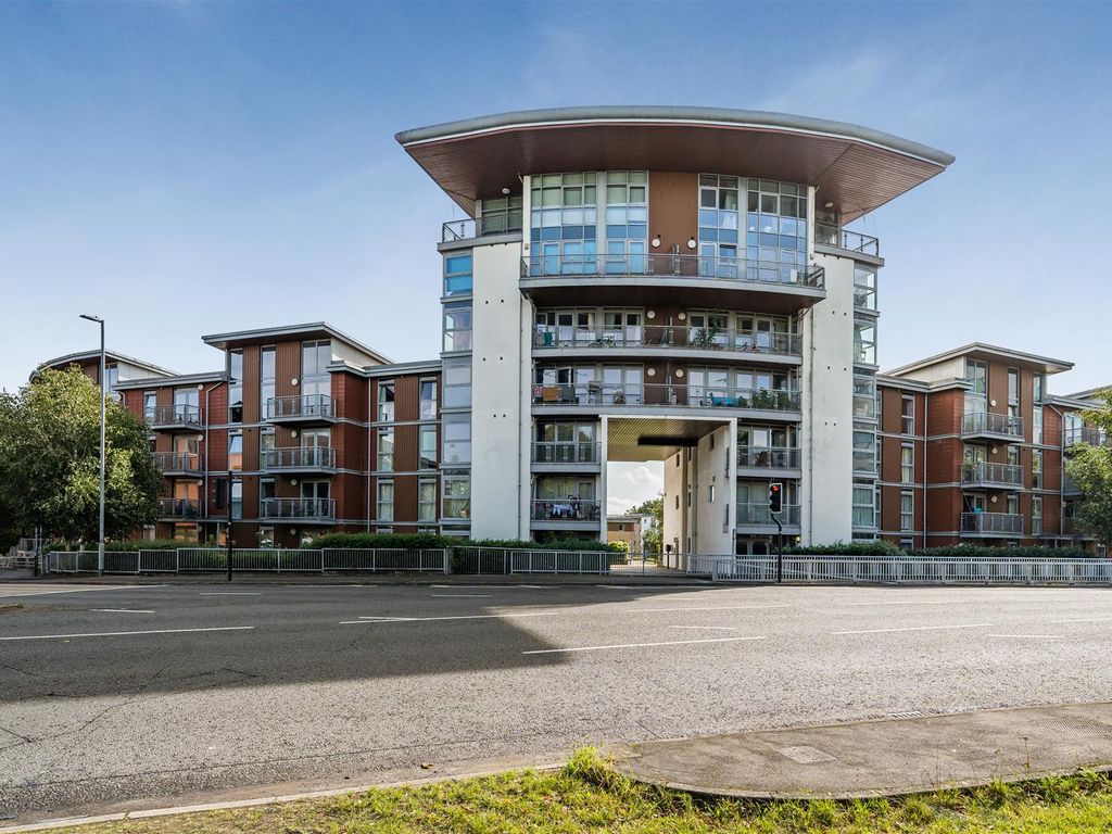 2 bed flat for sale in Kelvin Gate, Bracknell, Berkshire RG12, £250,000