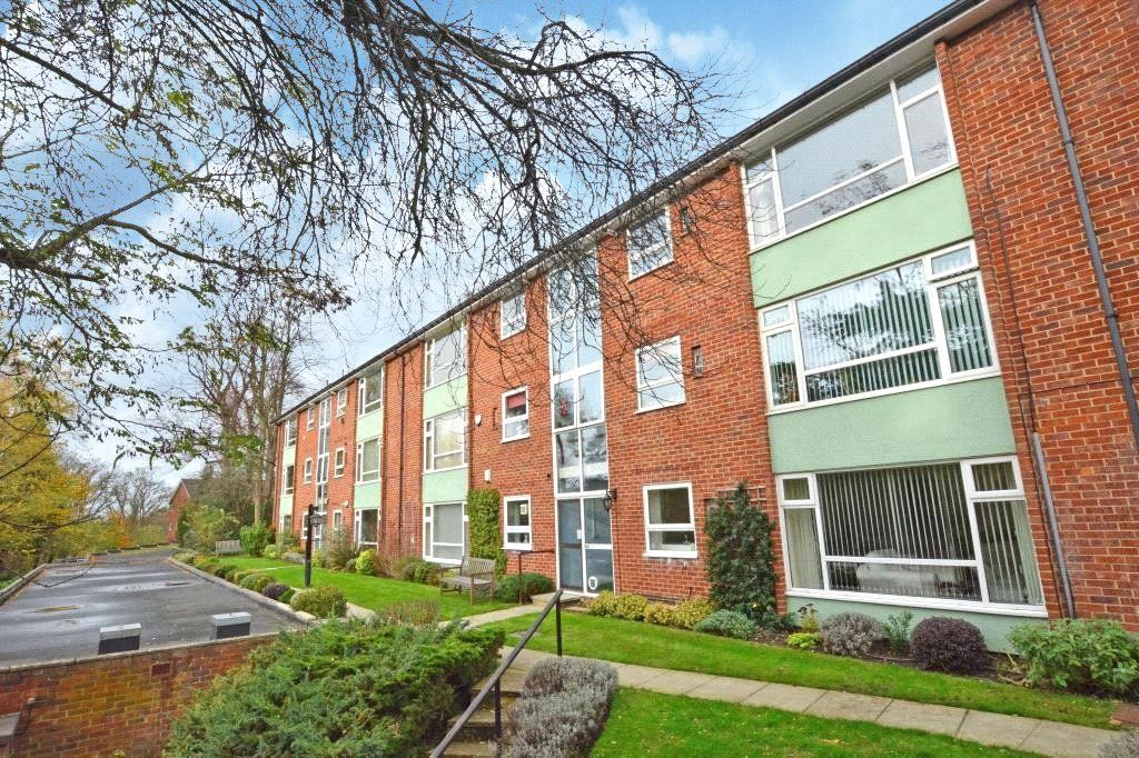 2 bed flat to rent in Hatton Court, 3549 Lubbock Road, Chislehurst BR7