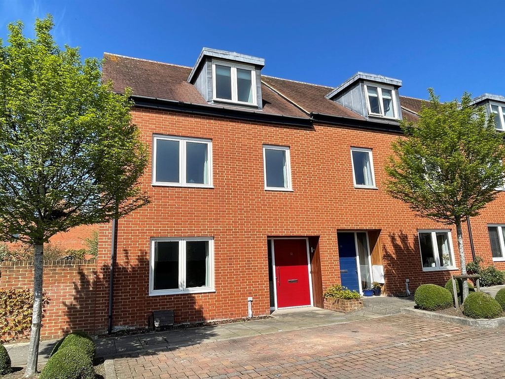 4 bed end terrace house to rent in 12 St. Margarets Way, Midhurst, West