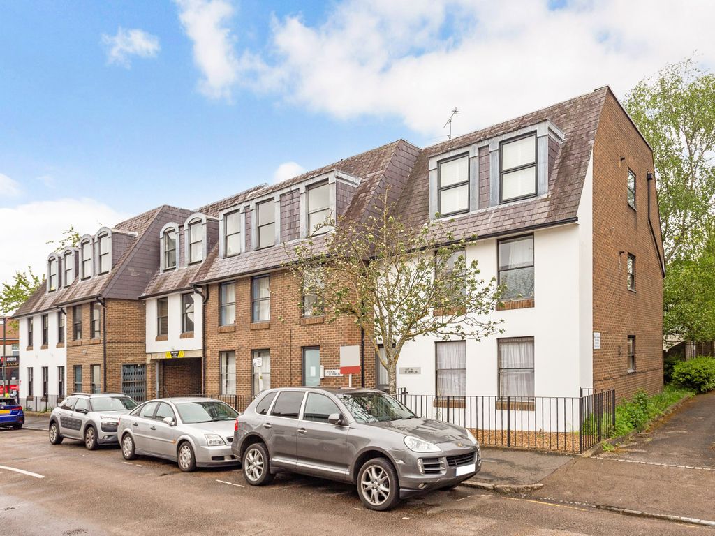 1 bed flat to rent in St. Johns Road, Hampton Wick, Kingston Upon