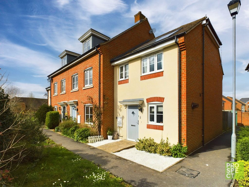 2 bed end terrace house for sale in Jardine Place, Bracknell, Berkshire