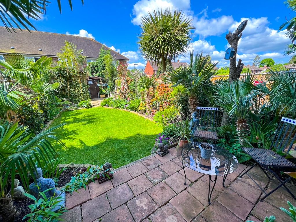 3 bed flat for sale in Cranbrook Drive, Esher KT10 Zoopla