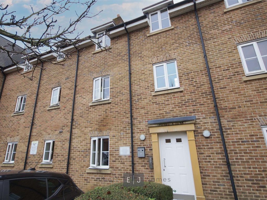 2 bed flat to rent in College Close, Loughton IG10, £1,500 pcm Zoopla