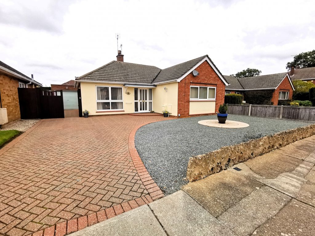 2 bed detached bungalow for sale in Gainsborough Road, Colchester CO3