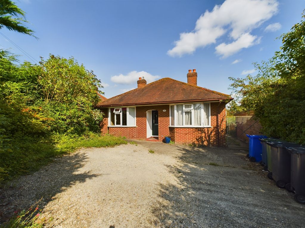3 bed detached bungalow for sale in Hatters Lane, High HP13, £