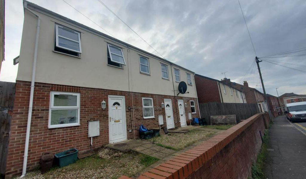 2 bed end terrace house to rent in High Street, Tredworth, Gloucester