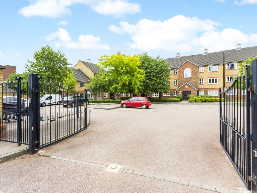 2 bed flat to rent in Wanmer Court, Birkheads Road, Reigate RH2, £1,250