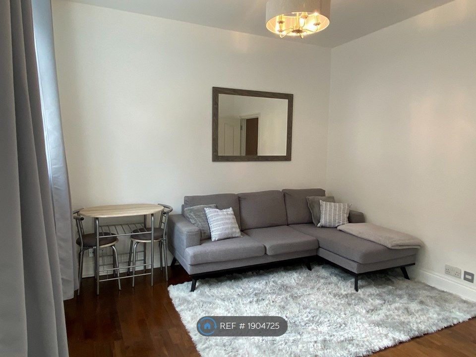 3 bed flat to rent in Queens Road, Weybridge KT13, £2,450 pcm Zoopla