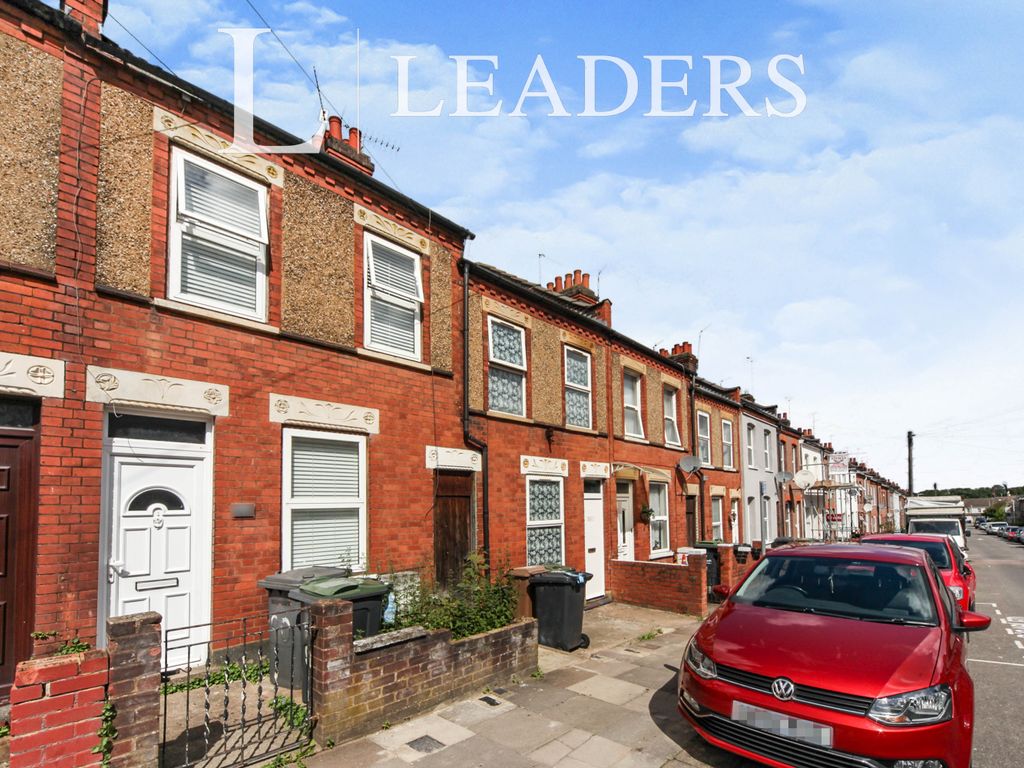 2 bed terraced house to rent in St. Peters Road, Luton LU1, £1,300 pcm