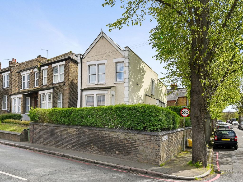 3 bed detached house for sale in Carshalton Road, Sutton SM1, £650,000