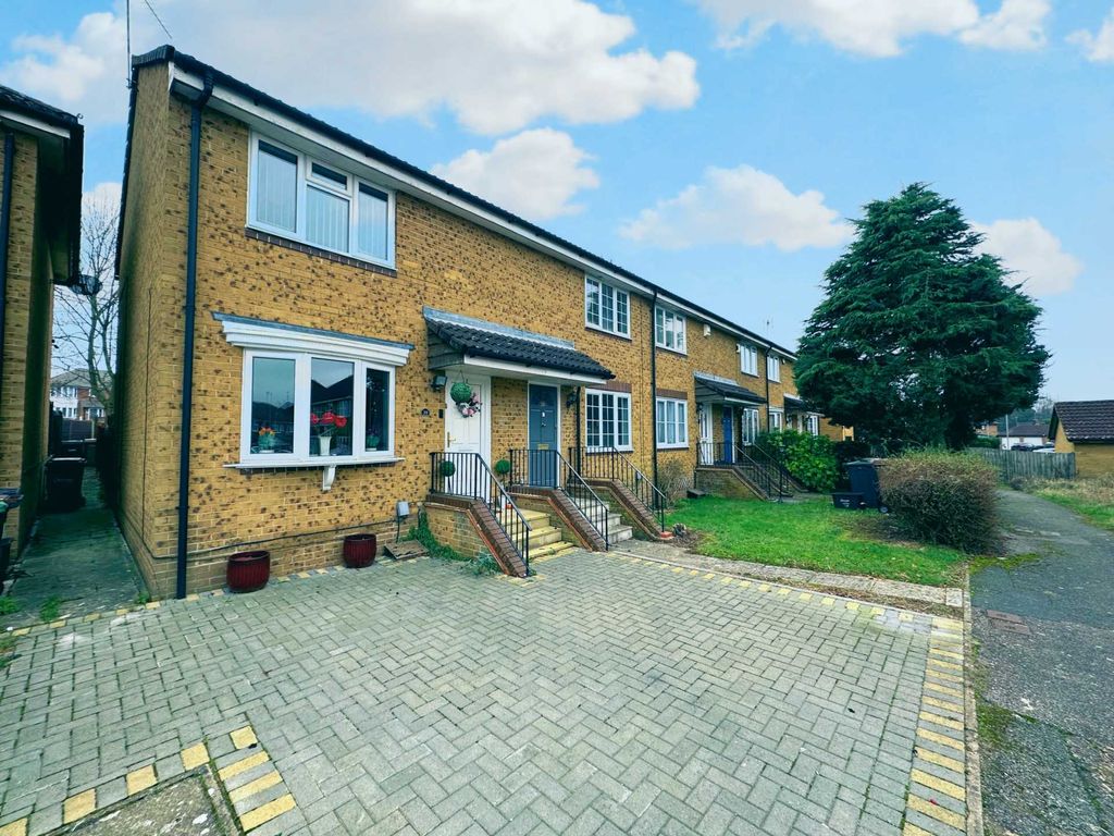 2 bed property for sale in Whitwell Close, Luton LU3, £300,000 Zoopla