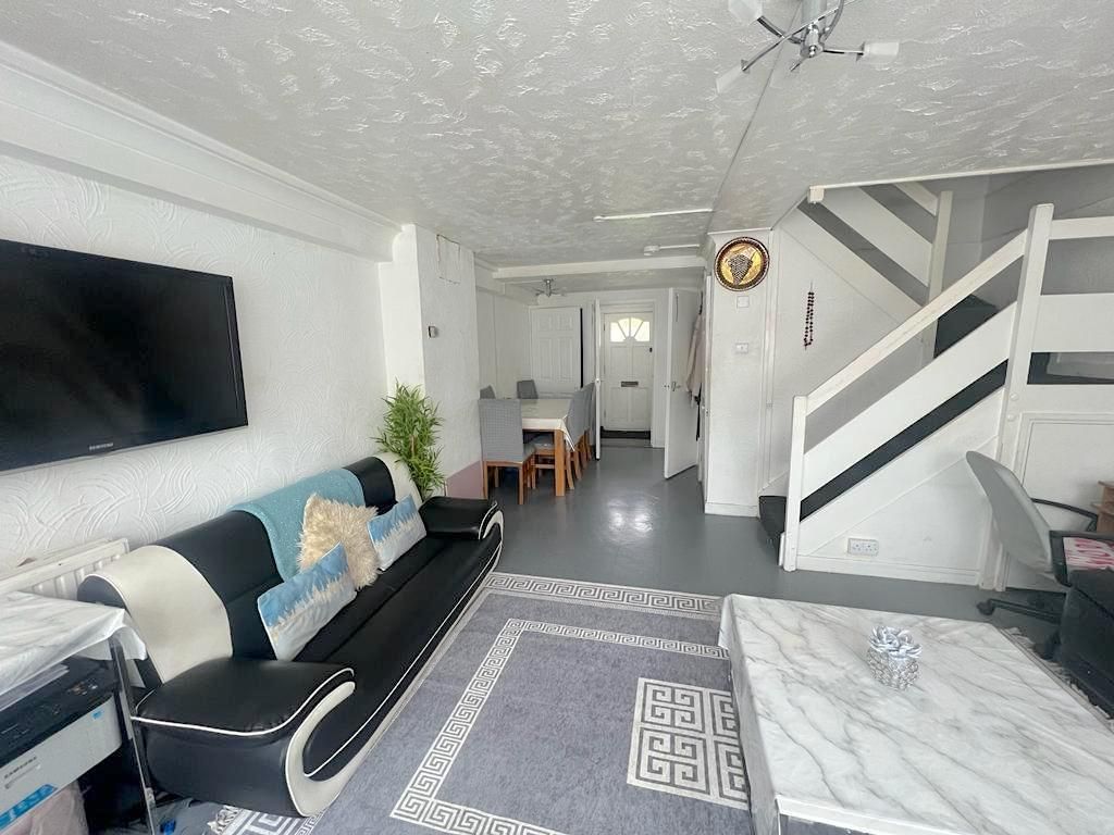 2 bed terraced house to rent in Redwood Estate, Heston, Hounslow TW5