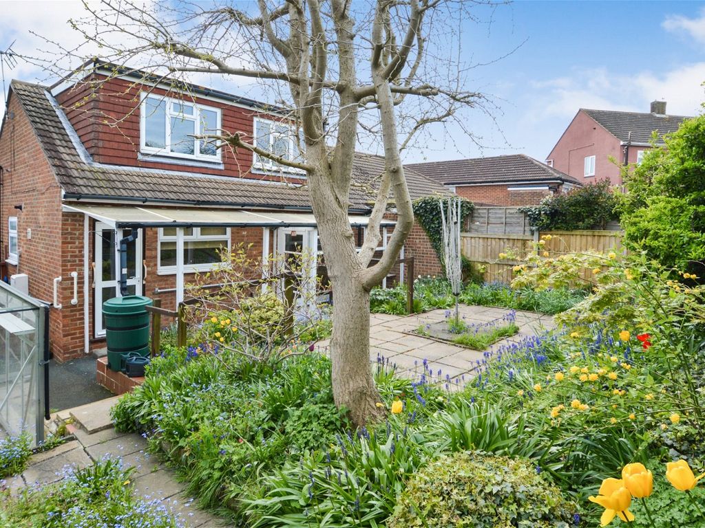 4 bed semidetached house for sale in Marden Road, Frindsbury