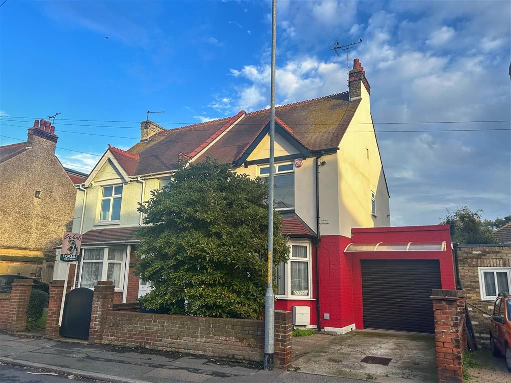4 bed semidetached house for sale in Beacon Road, Broadstairs, Kent