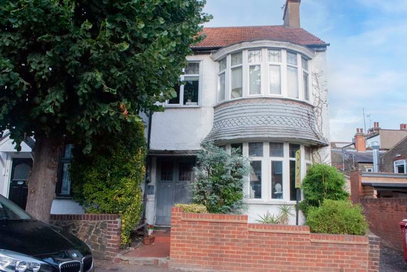 3 bed semidetached house for sale in Oakleigh Park Drive, LeighOnSea